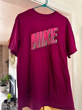 Nike Men’s Fuchsia Graphic Logo Short Sleeve Tee